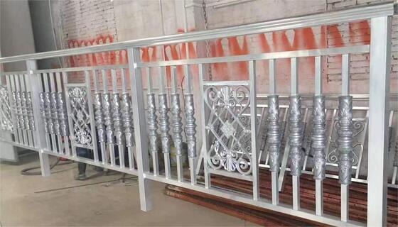 強力な密着性と長持ちする保護膜を備えた大型ハードウェアPVD真空コーティング装置